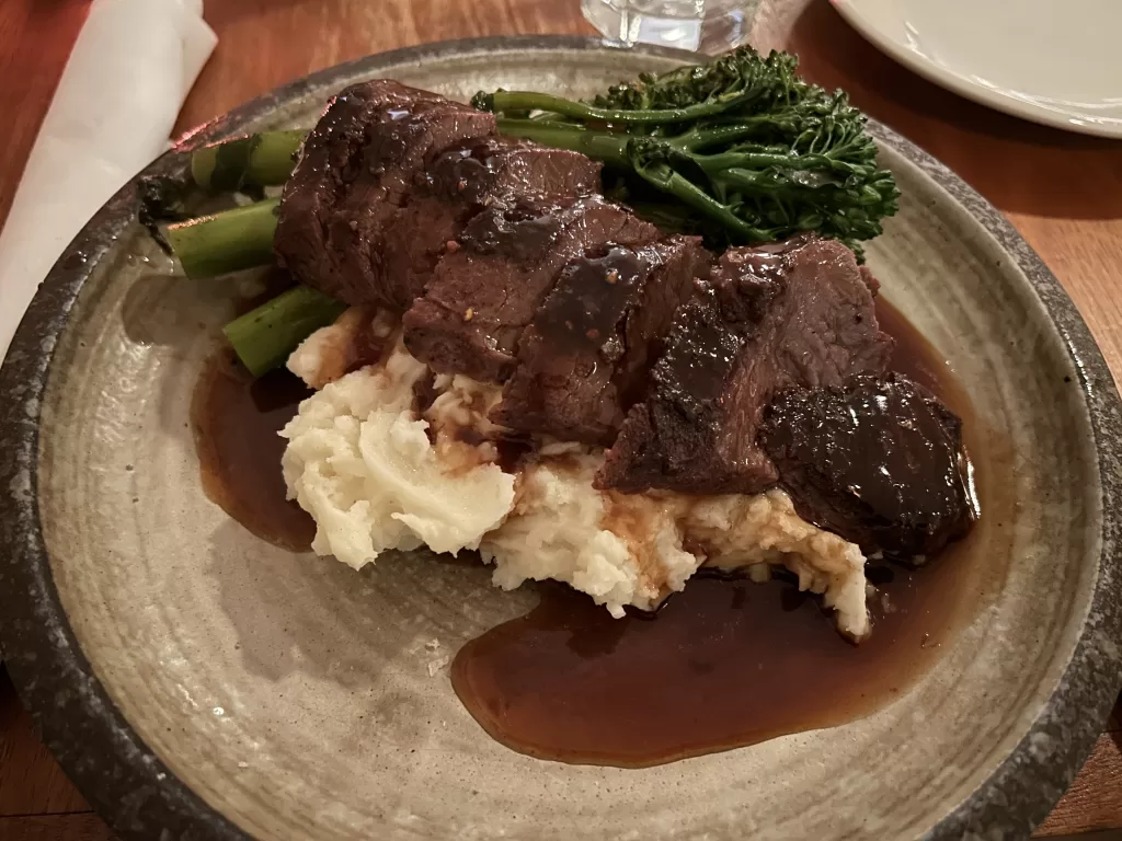 Image of beef and mashed potatoes on a plate from Fresh & Co. restaurant