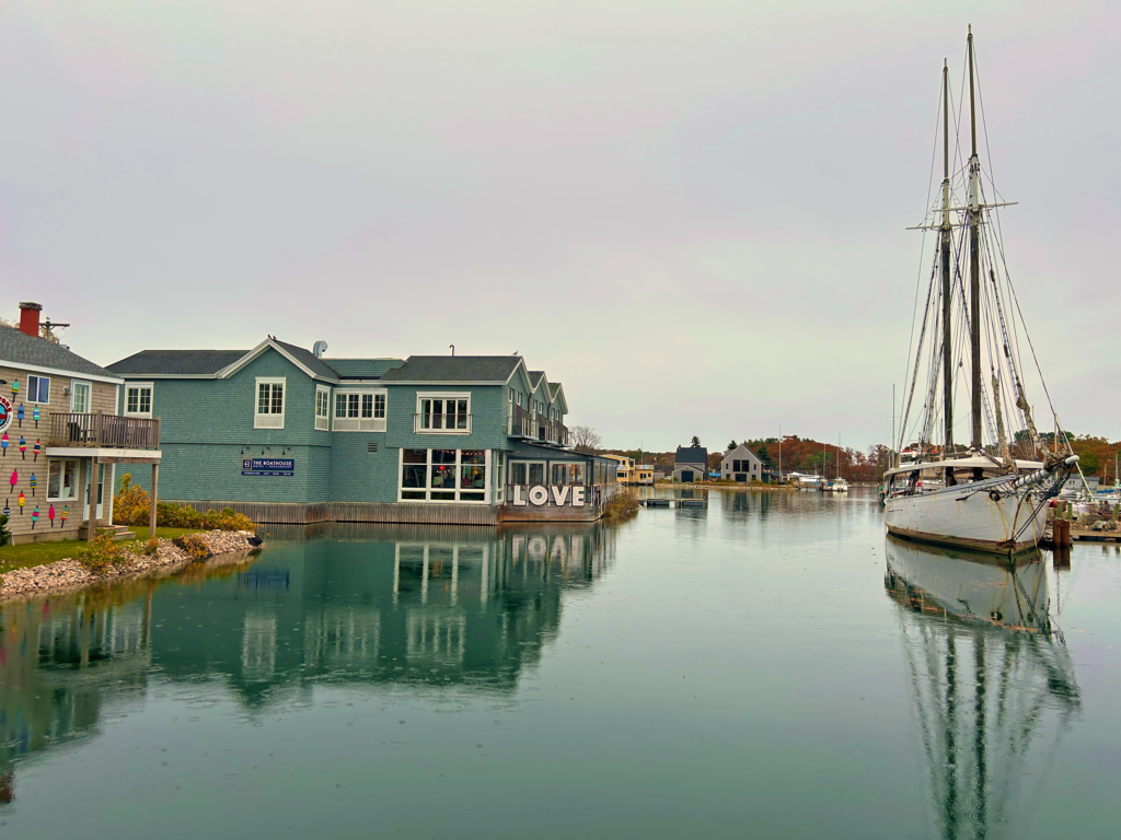 Boathouse Restaurant on the shore of the river