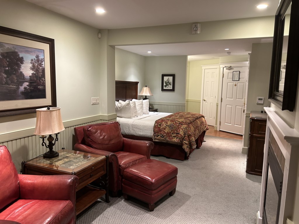 Image of Grand Harbor Inn guestroom