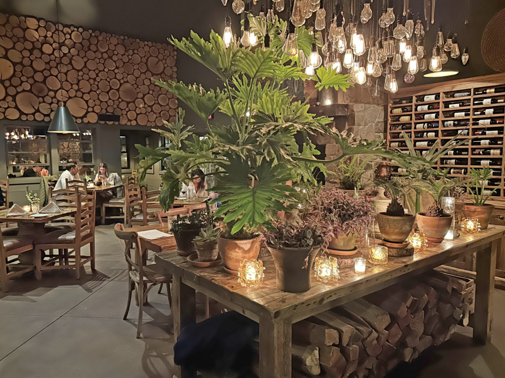 Image of the Hidden Pond restaurant dining room