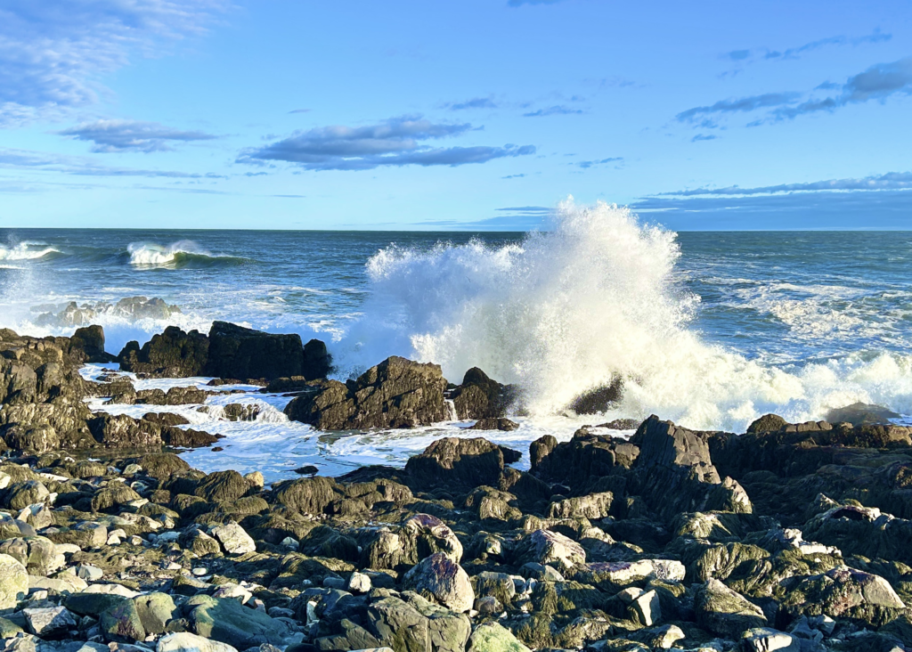 Image of waves crashing against the rocks